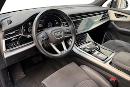 harmaa Audi Q7 2021 kuva 6.