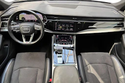 harmaa Audi Q7 2021 kuva 7.