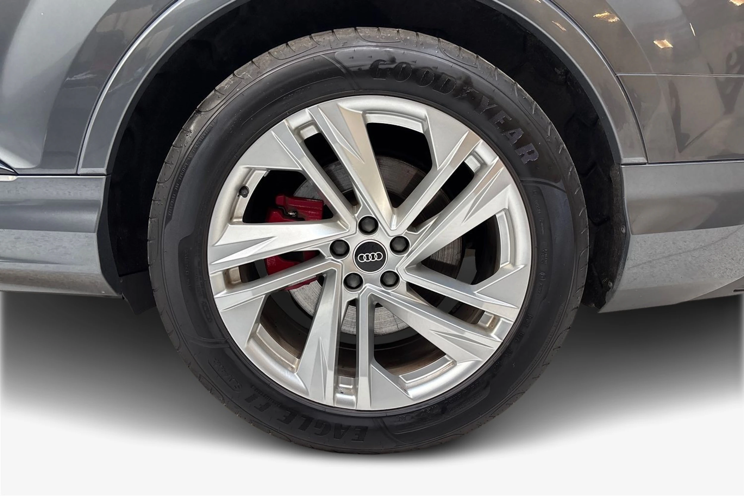 harmaa Audi Q7 2021 kuva 9.