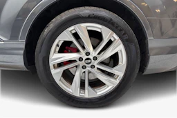 harmaa Audi Q7 2021 kuva 9.