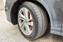 harmaa Audi Q7 2021 kuva 10.