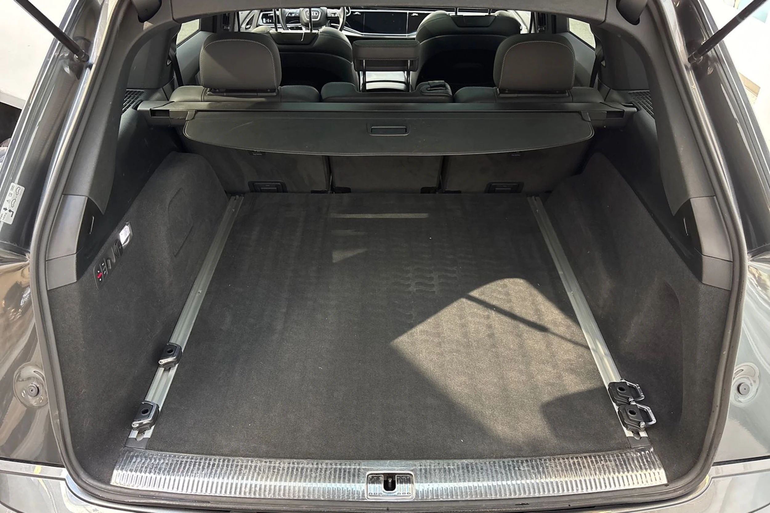 harmaa Audi Q7 2021 kuva 12.