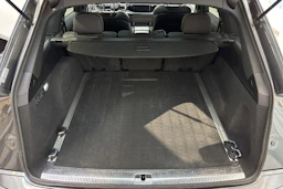 harmaa Audi Q7 2021 kuva 12.