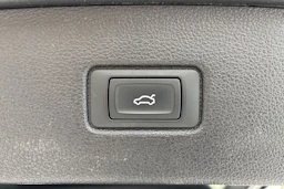 harmaa Audi Q7 2021 kuva 13.