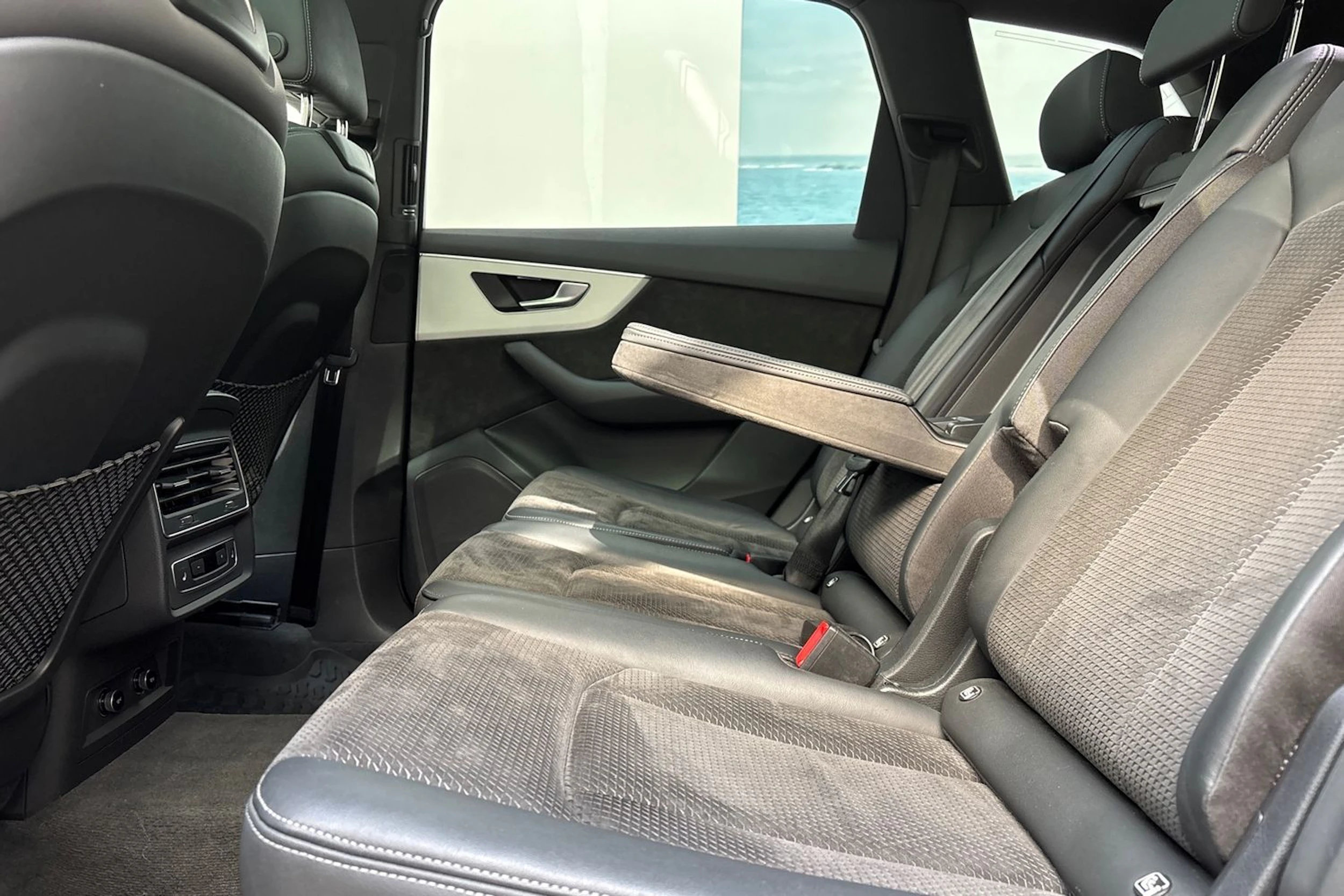harmaa Audi Q7 2021 kuva 15.