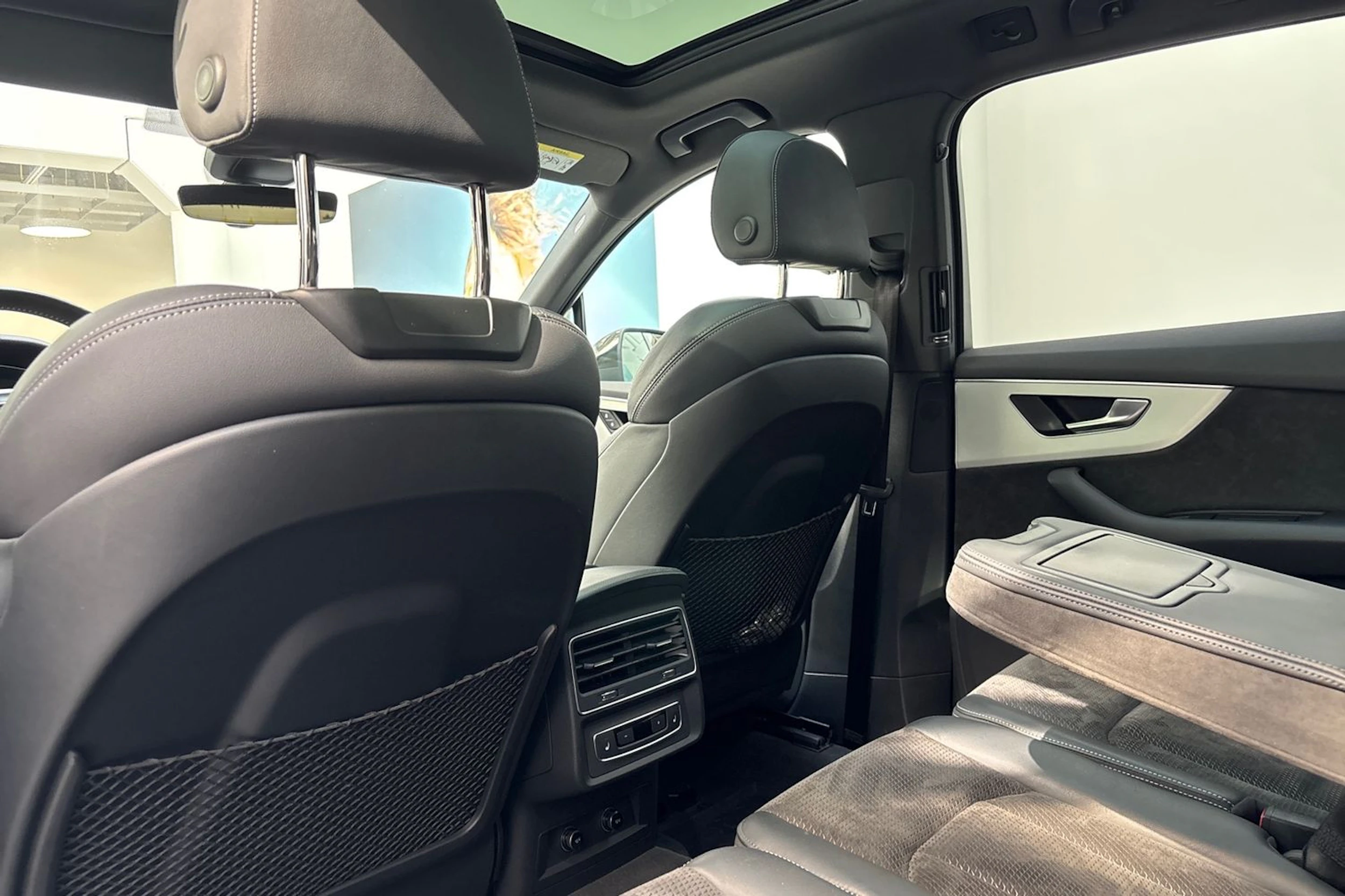 harmaa Audi Q7 2021 kuva 17.