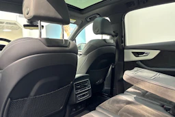 harmaa Audi Q7 2021 kuva 17.