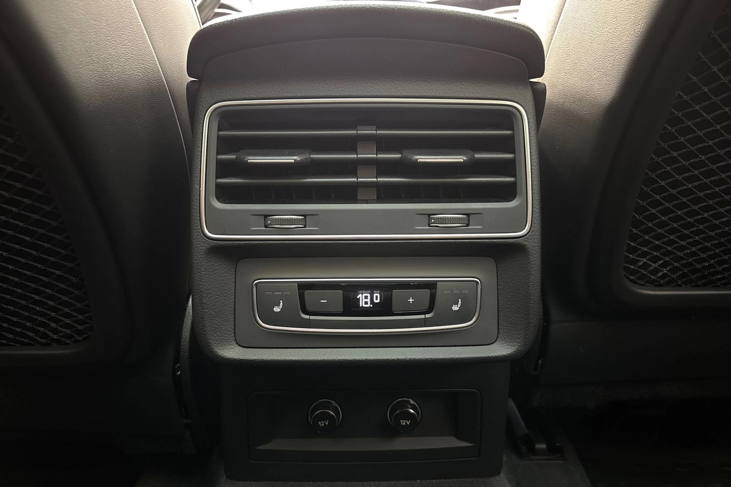 harmaa Audi Q7 2021 kuva 18.