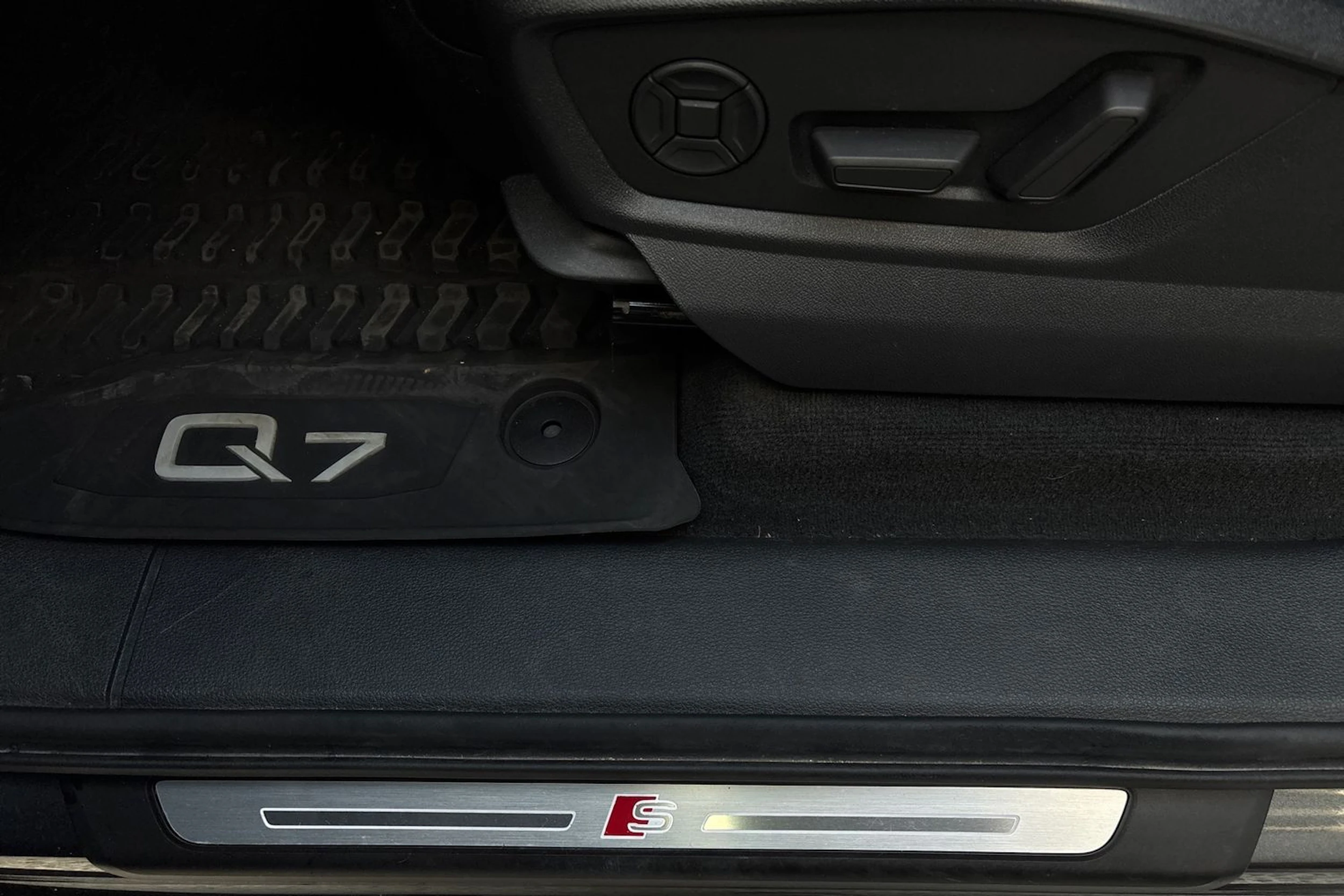 harmaa Audi Q7 2021 kuva 20.