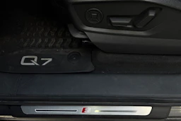 harmaa Audi Q7 2021 kuva 20.