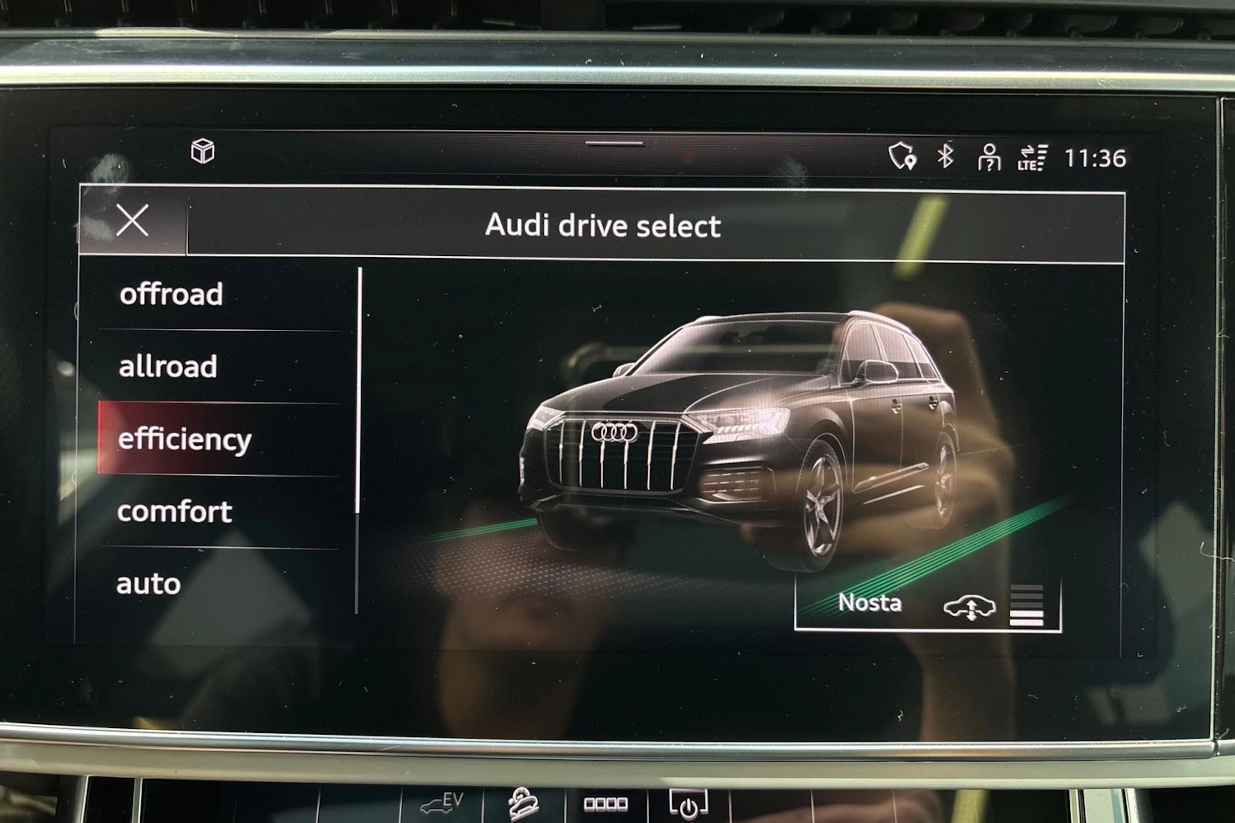 harmaa Audi Q7 2021 kuva 26.