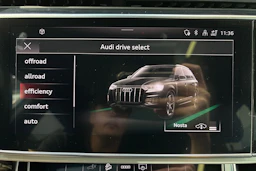 harmaa Audi Q7 2021 kuva 26.
