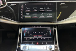 harmaa Audi Q7 2021 kuva 28.