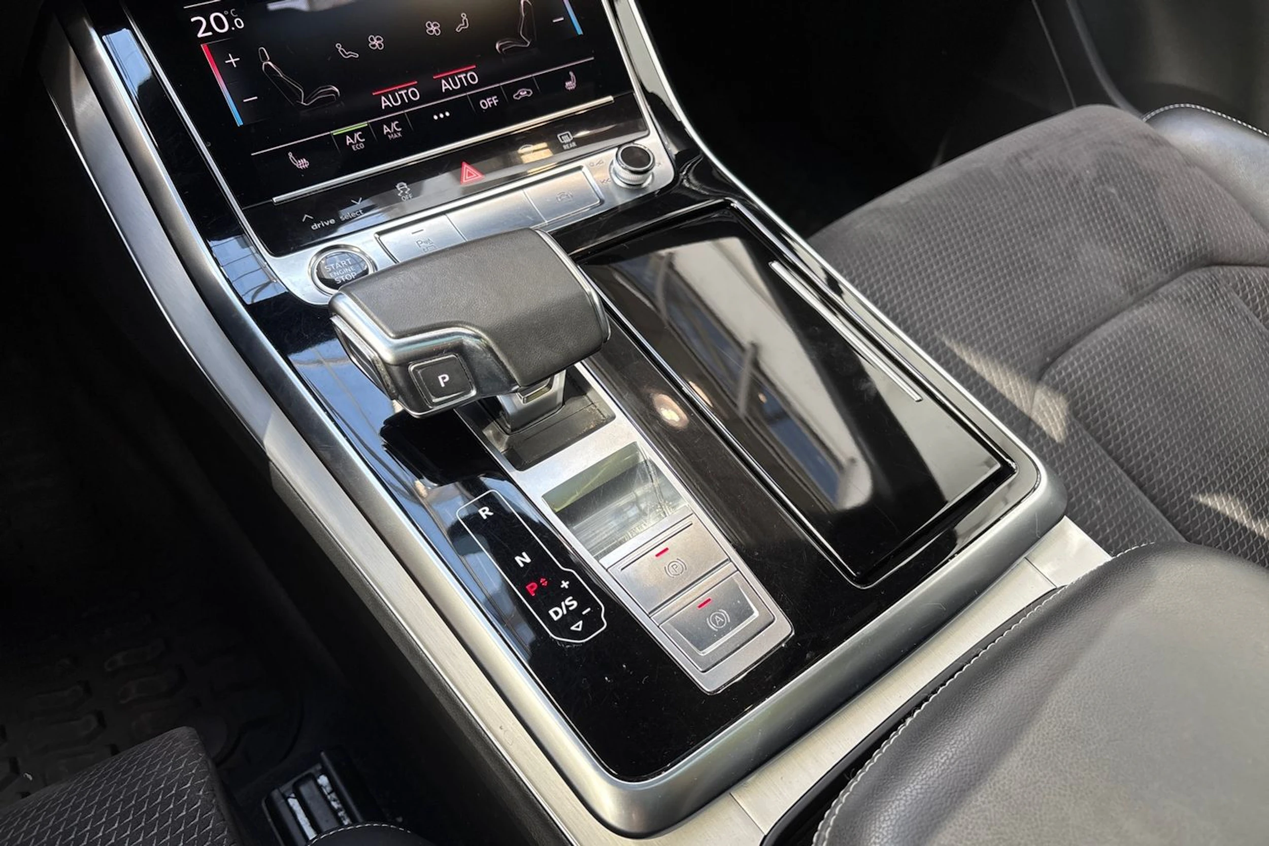harmaa Audi Q7 2021 kuva 29.