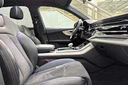 harmaa Audi Q7 2021 kuva 31.