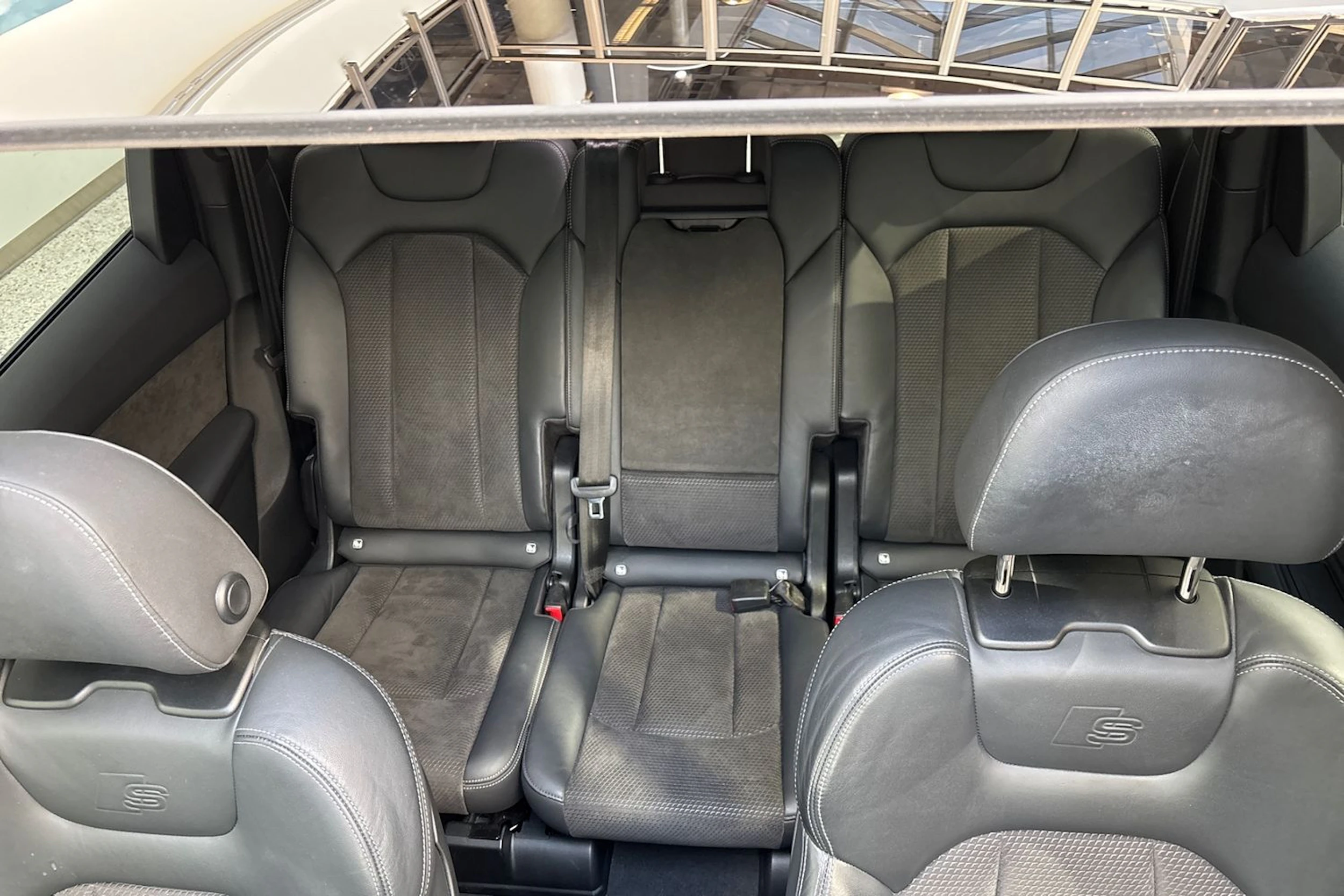 harmaa Audi Q7 2021 kuva 32.