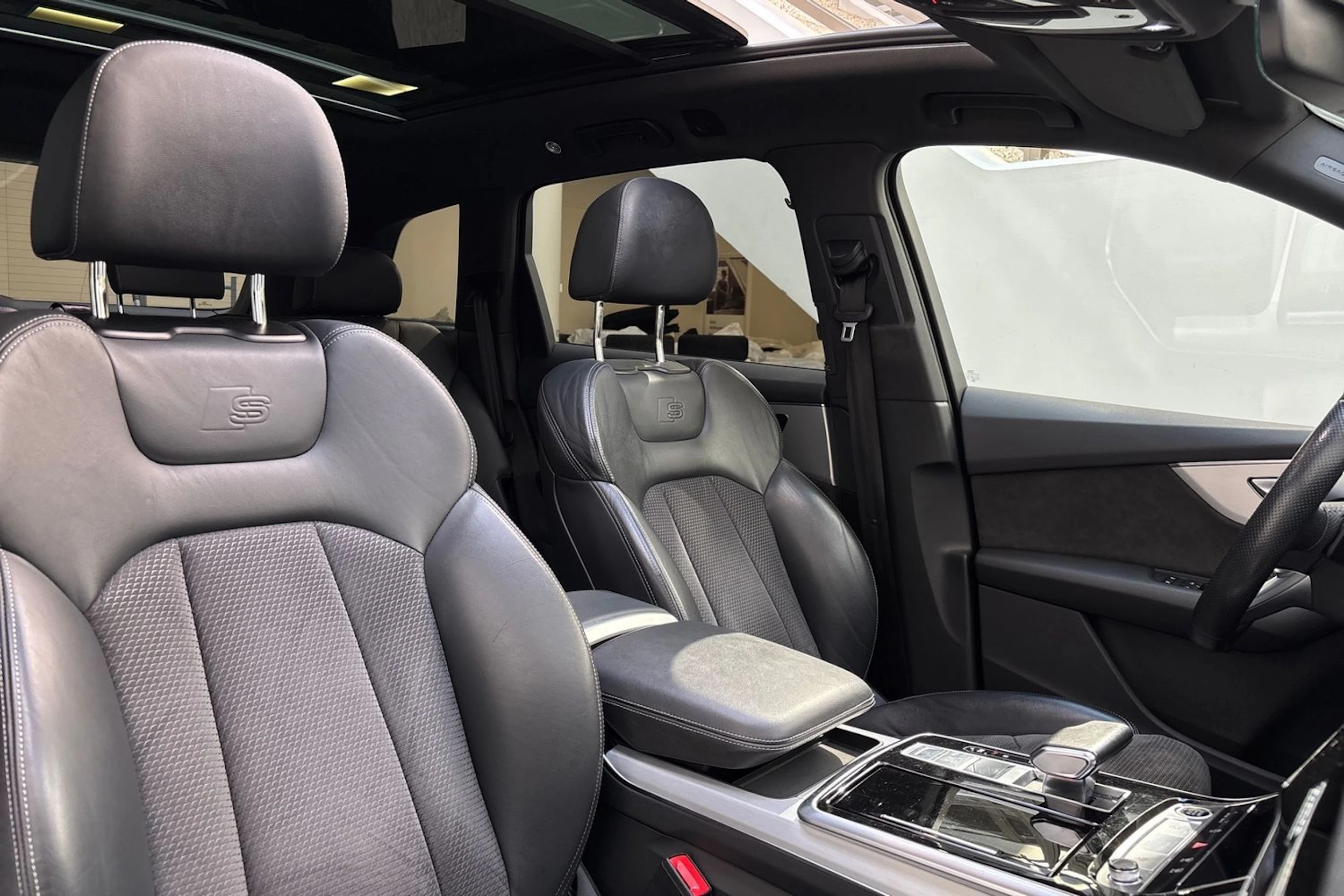 harmaa Audi Q7 2021 kuva 33.
