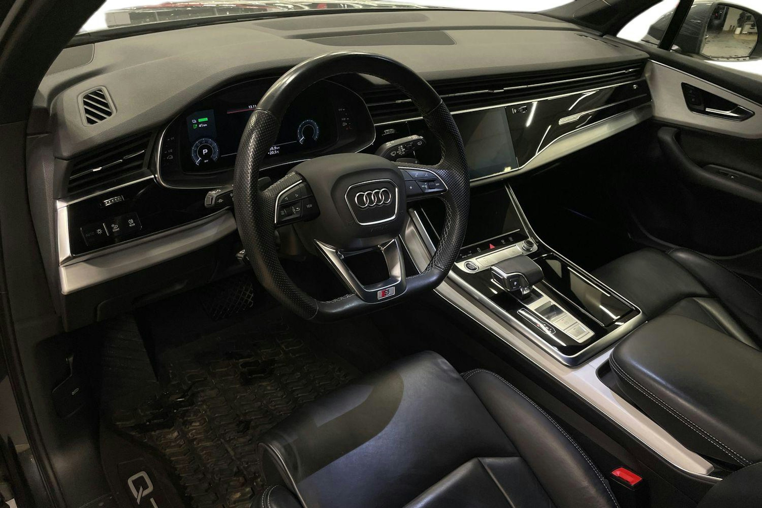 harmaa Audi Q7 2021 kuva 3.