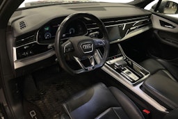 harmaa Audi Q7 2021 kuva 3.