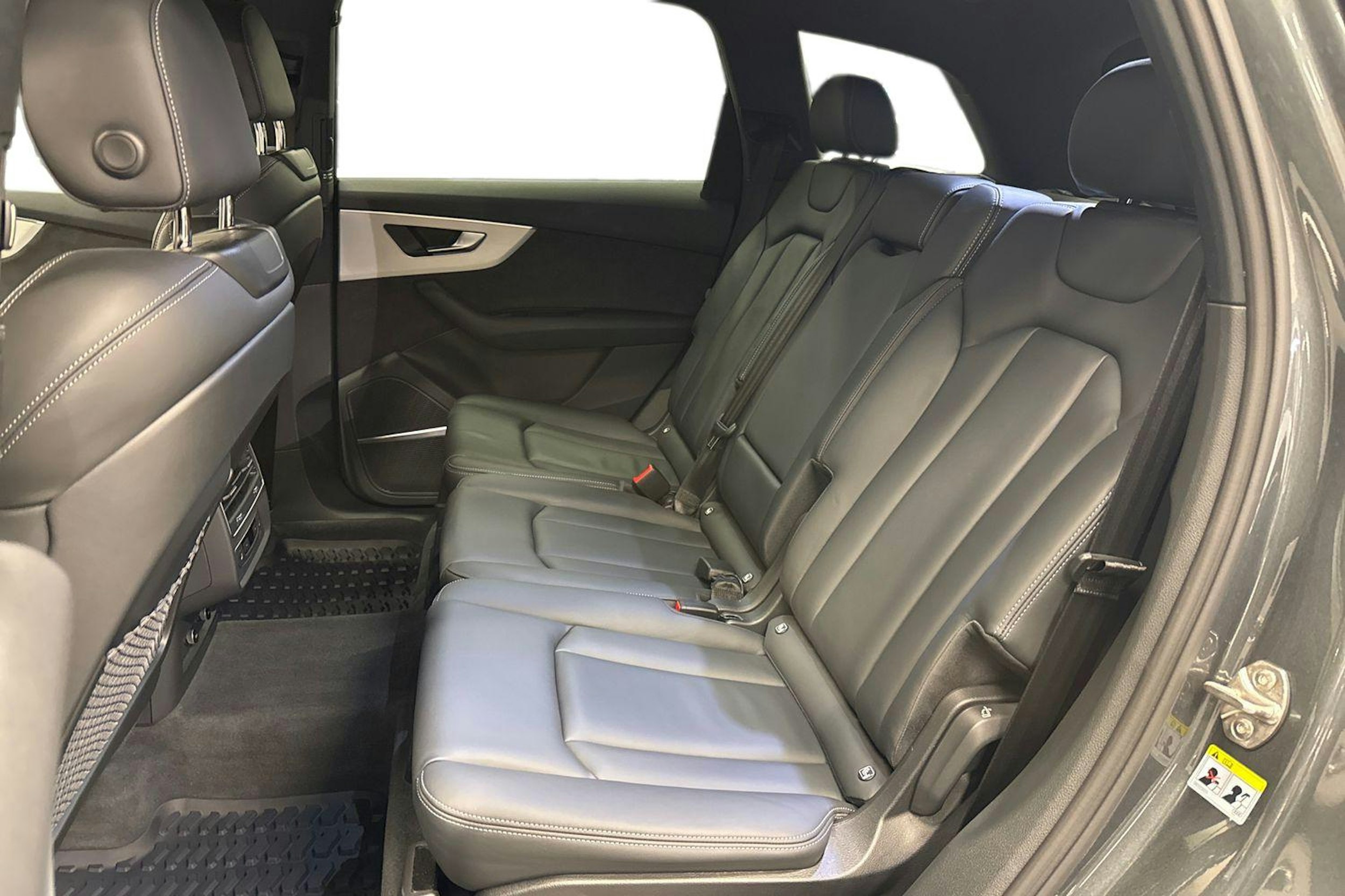 harmaa Audi Q7 2021 kuva 10.