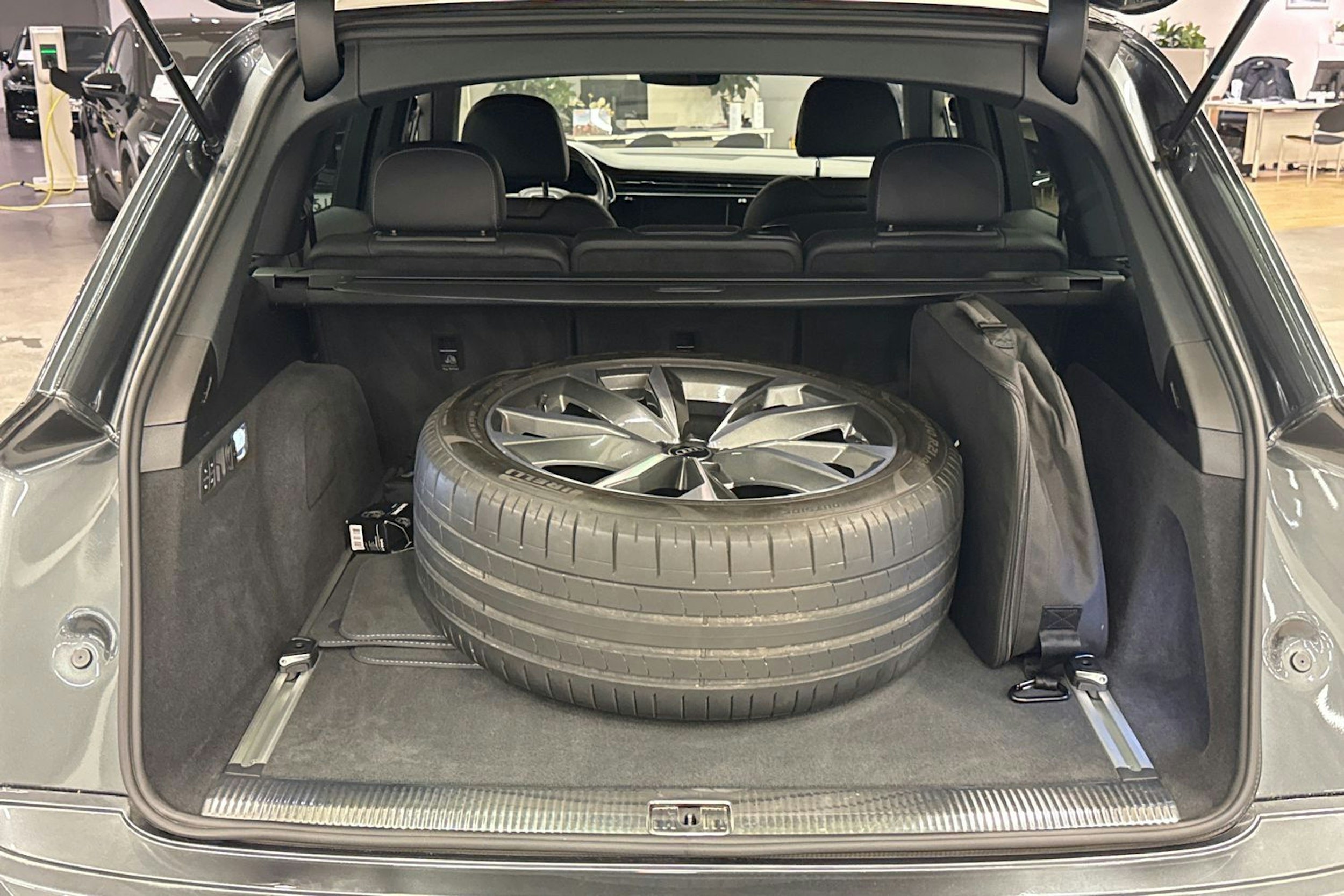 harmaa Audi Q7 2021 kuva 12.