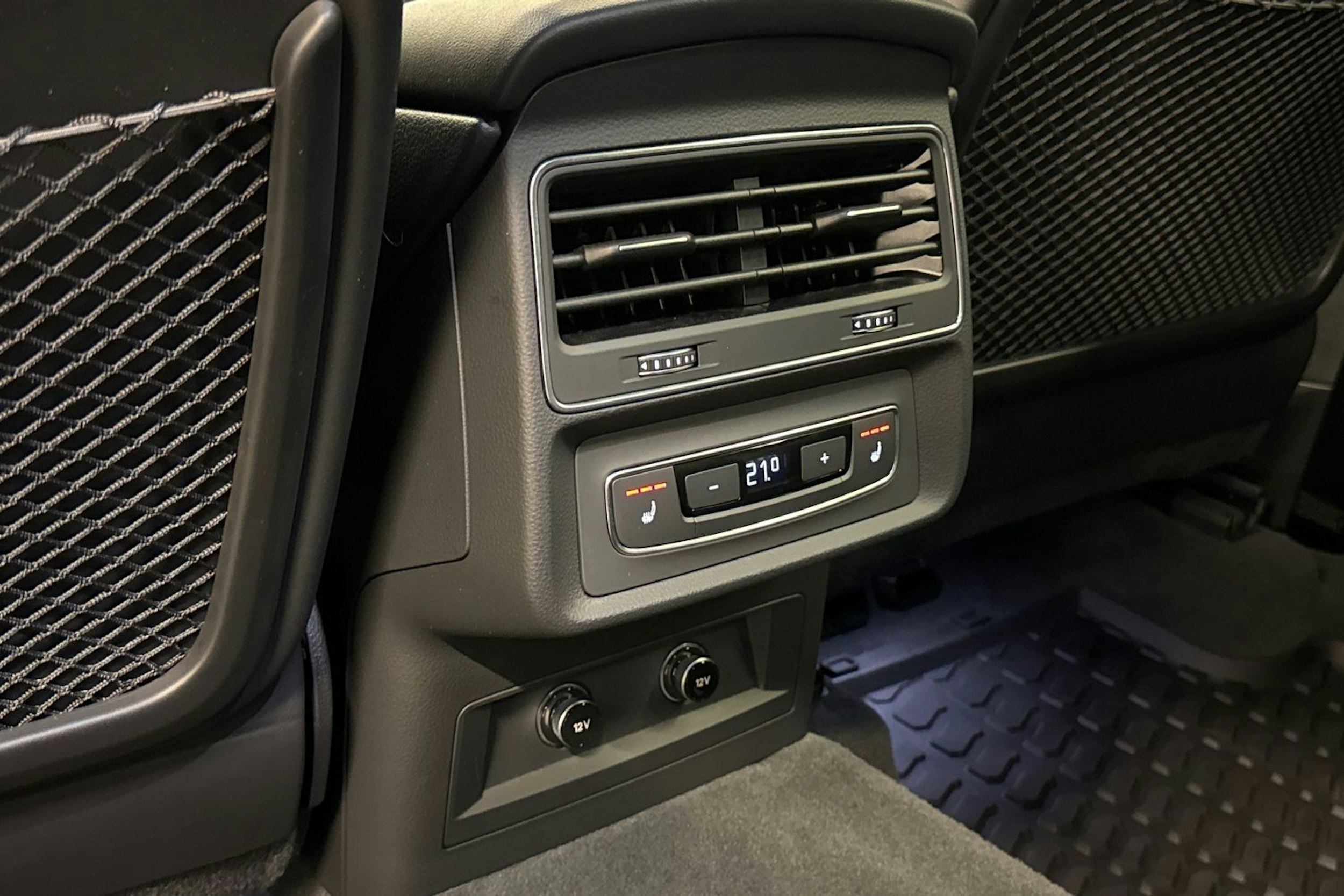 harmaa Audi Q7 2021 kuva 14.