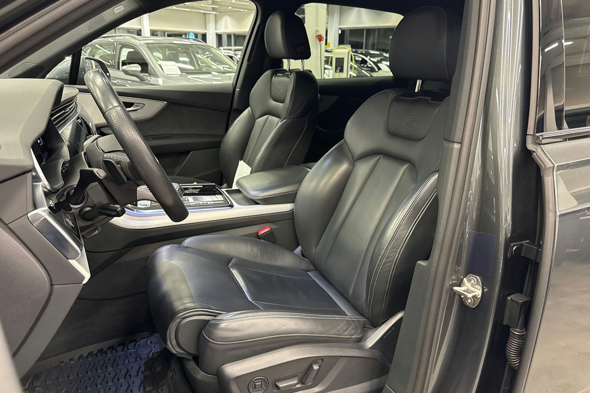 harmaa Audi Q7 2021 kuva 16.