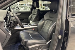 harmaa Audi Q7 2021 kuva 16.
