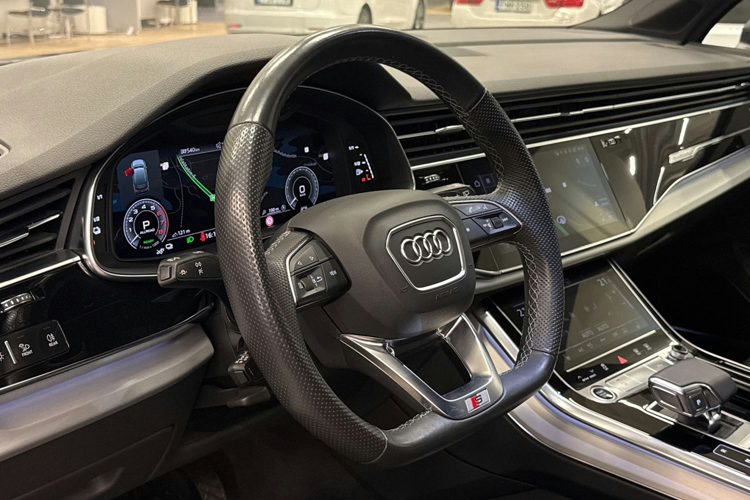 harmaa Audi Q7 2021 kuva 17.