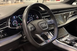 harmaa Audi Q7 2021 kuva 17.