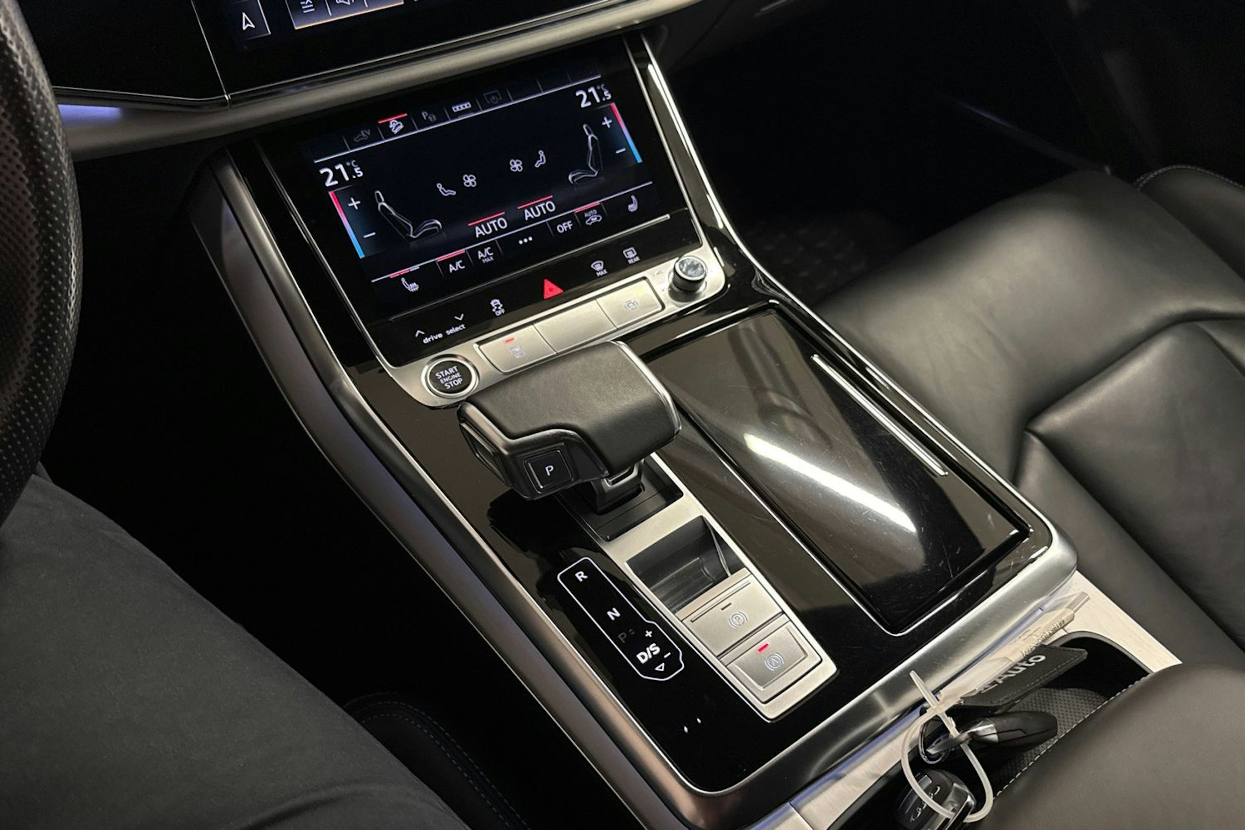 harmaa Audi Q7 2021 kuva 20.