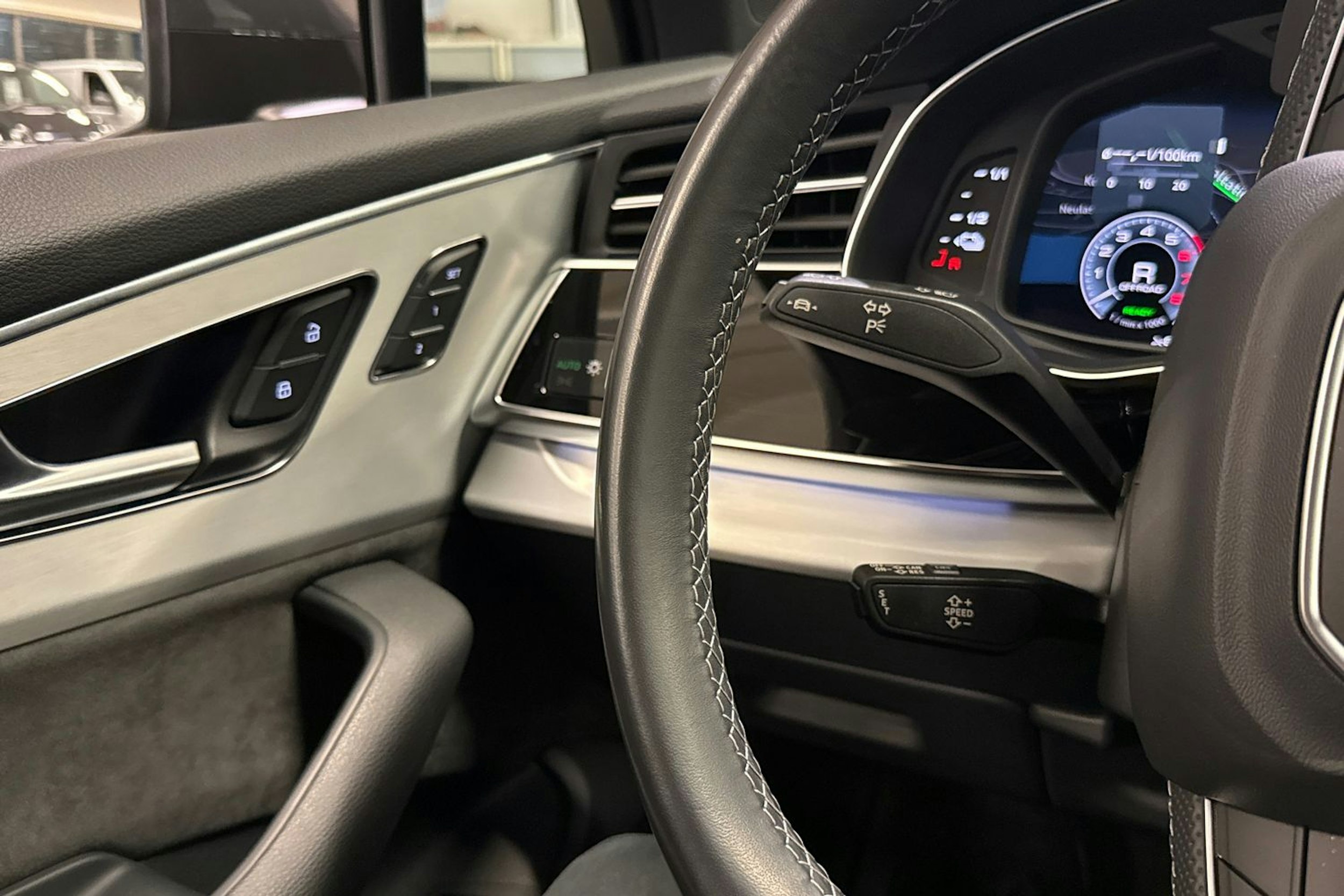 harmaa Audi Q7 2021 kuva 21.