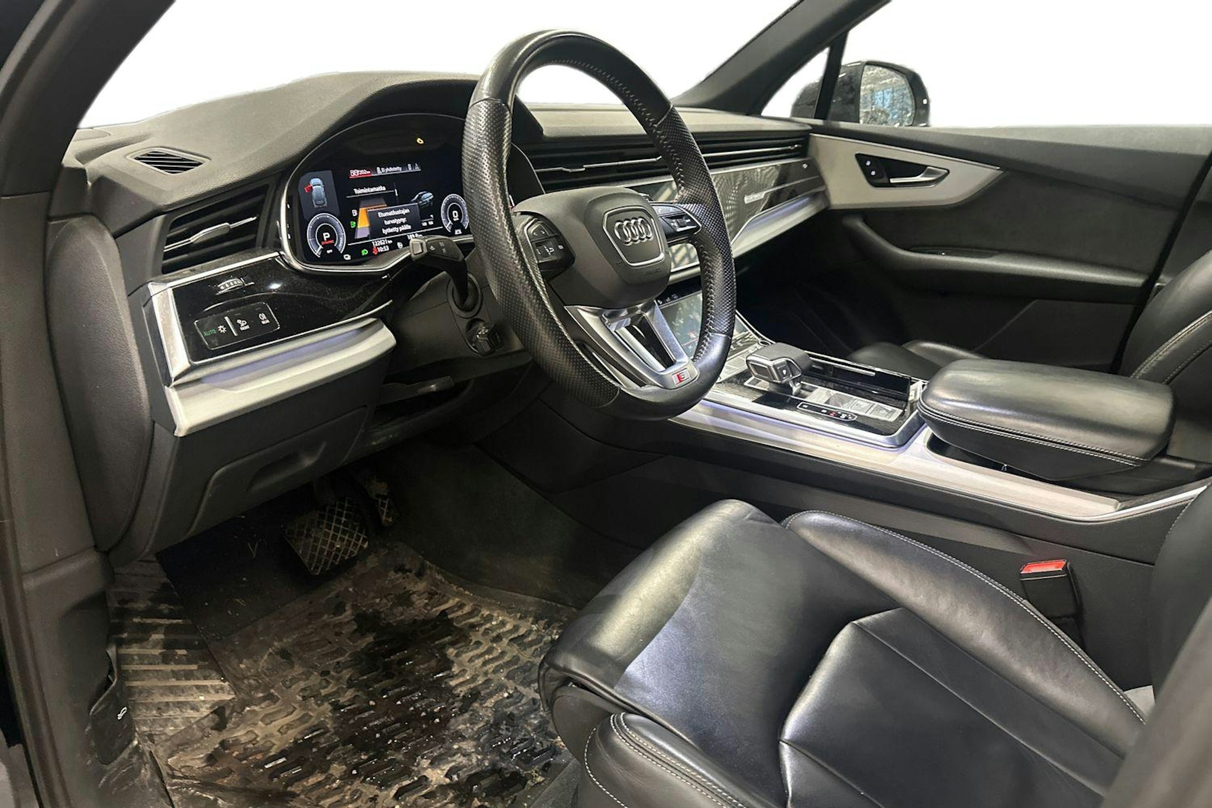 Musta Audi Q7 2021 kuva 3.