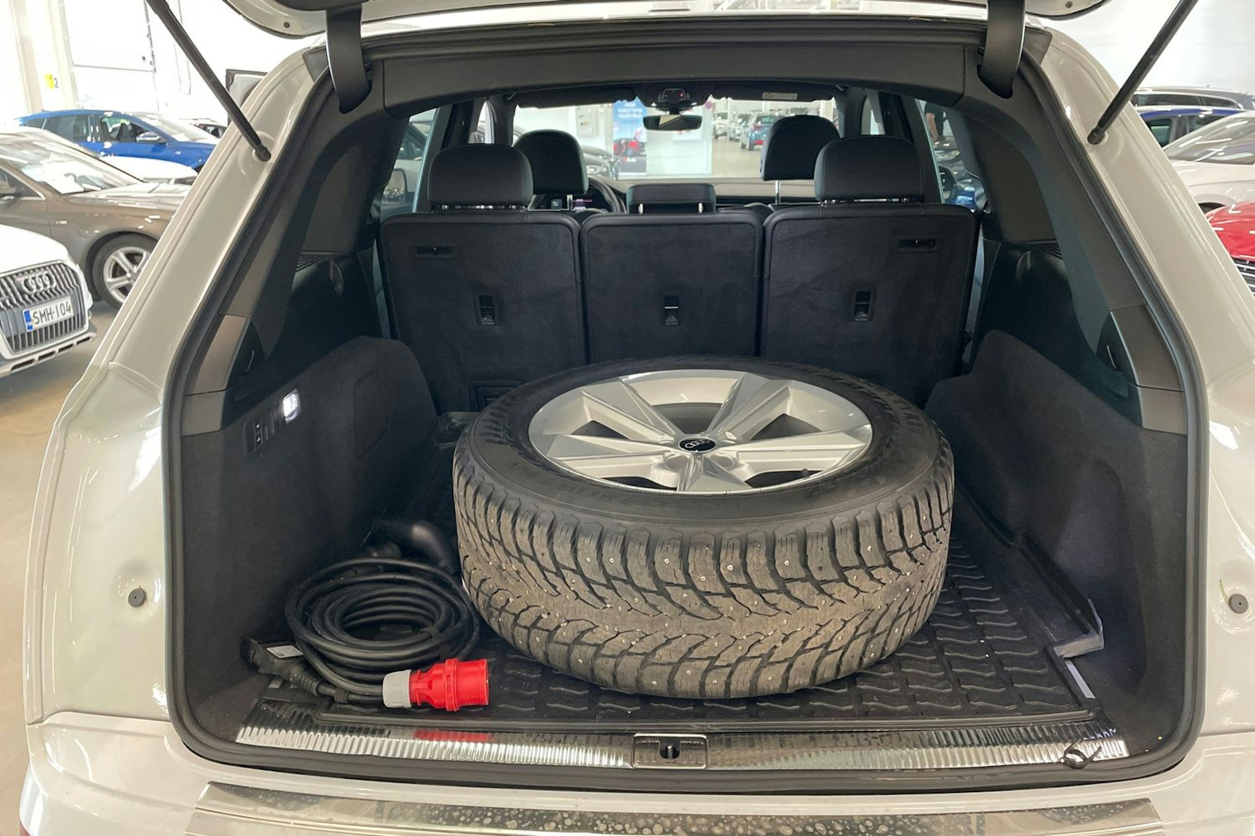 valkoinen Audi Q7 2021 kuva 45.