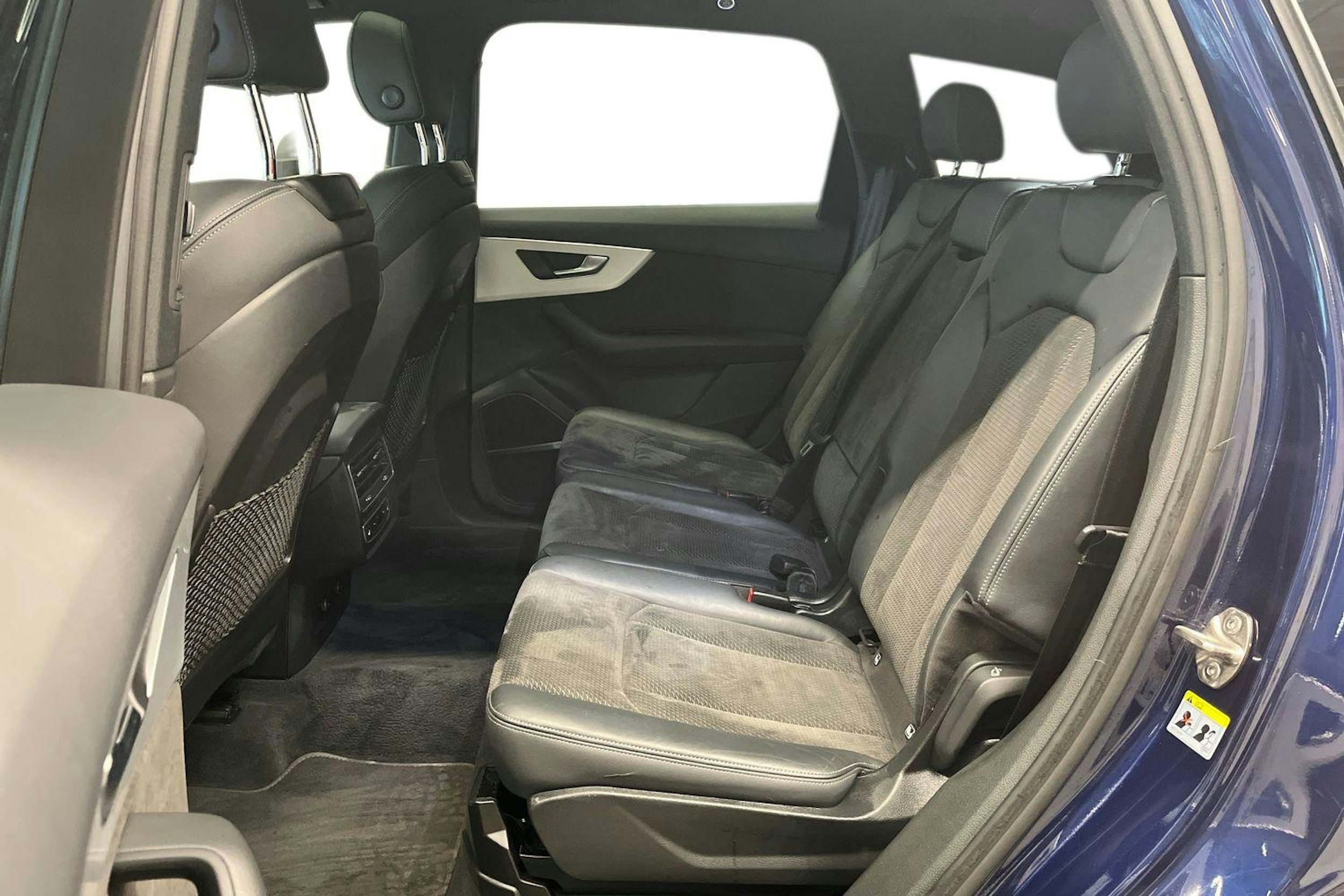 sininen Audi Q7 2021 kuva 10.