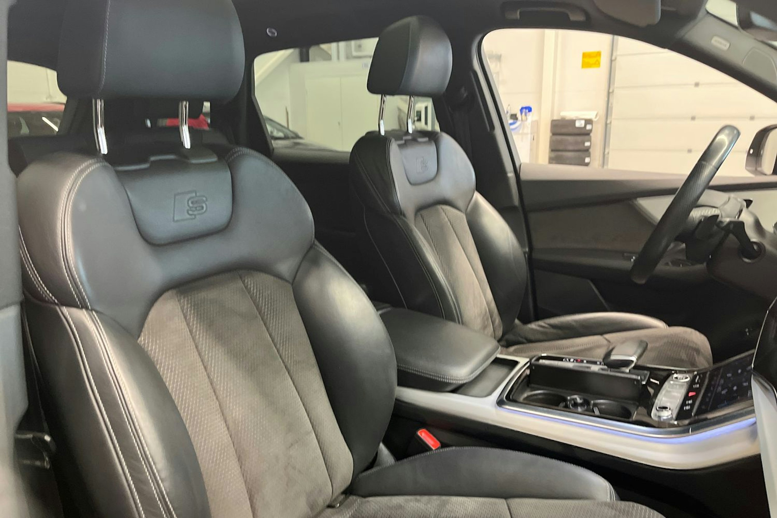 sininen Audi Q7 2021 kuva 16.