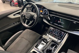 sininen Audi Q7 2021 kuva 17.