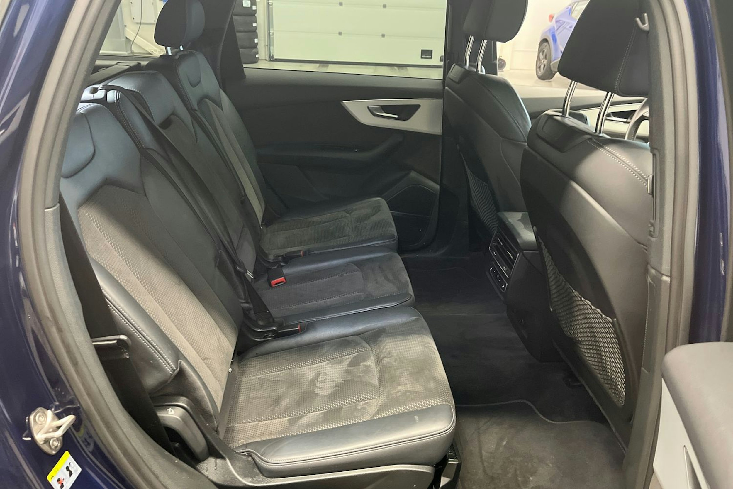 sininen Audi Q7 2021 kuva 18.