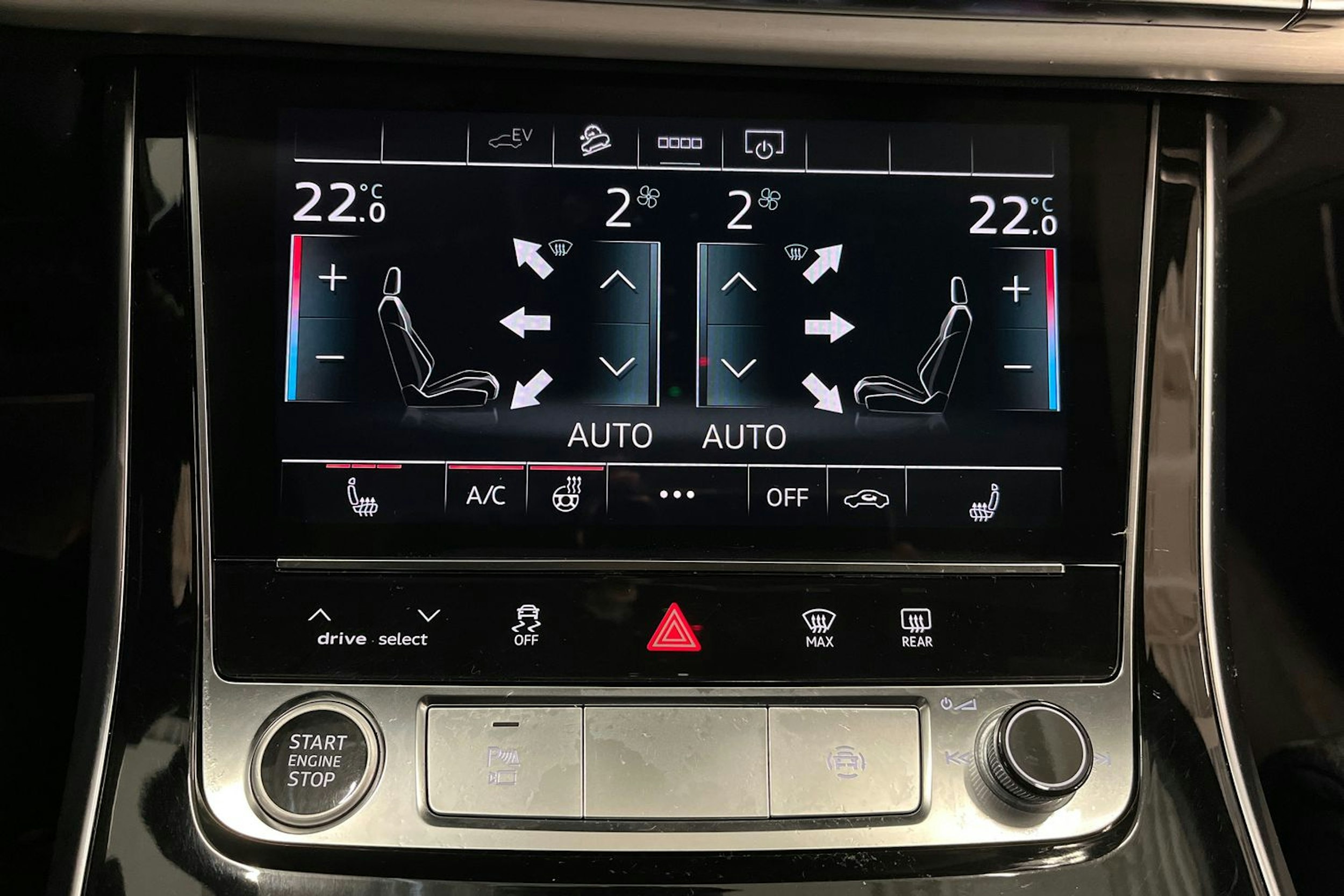 sininen Audi Q7 2021 kuva 21.