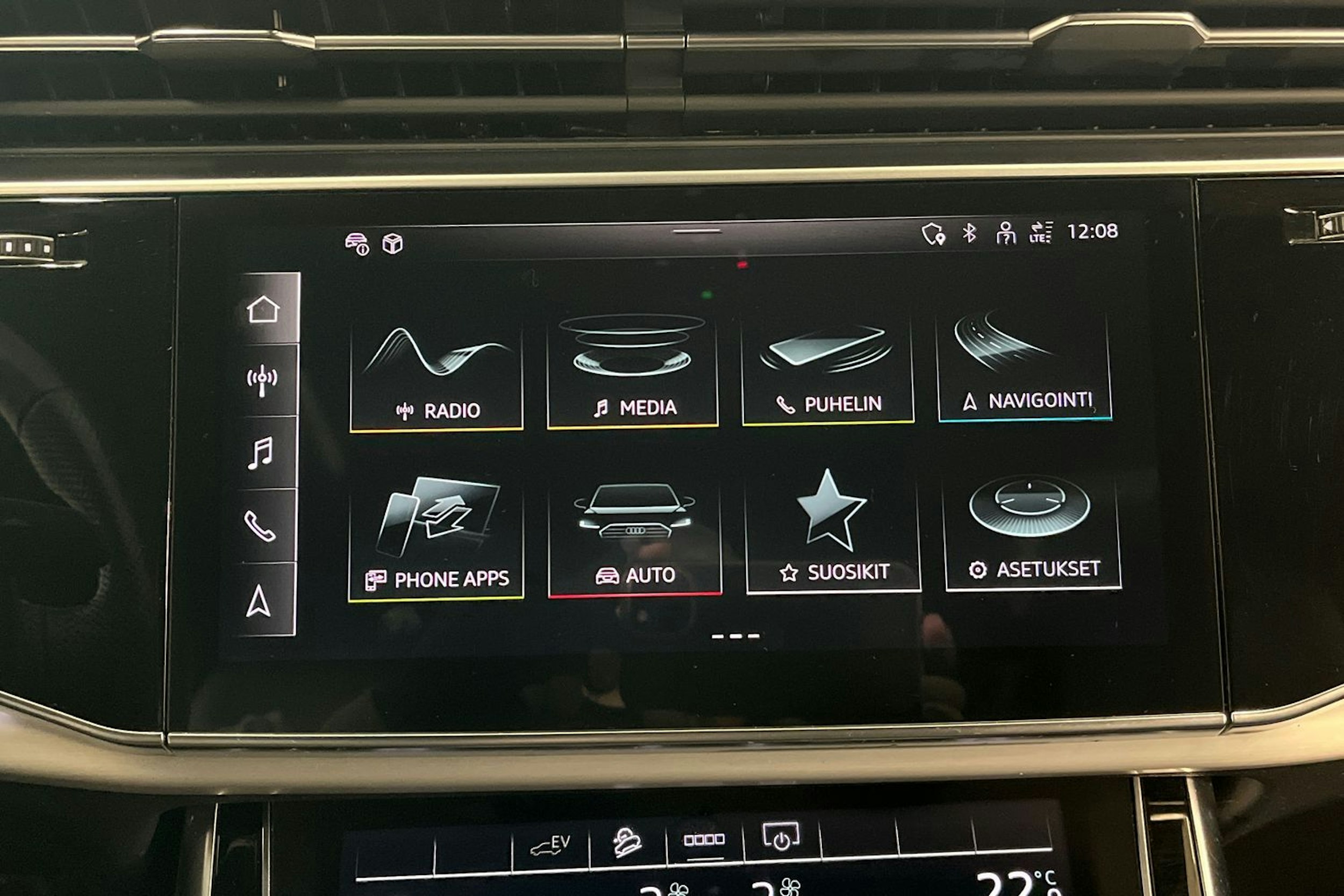 sininen Audi Q7 2021 kuva 22.