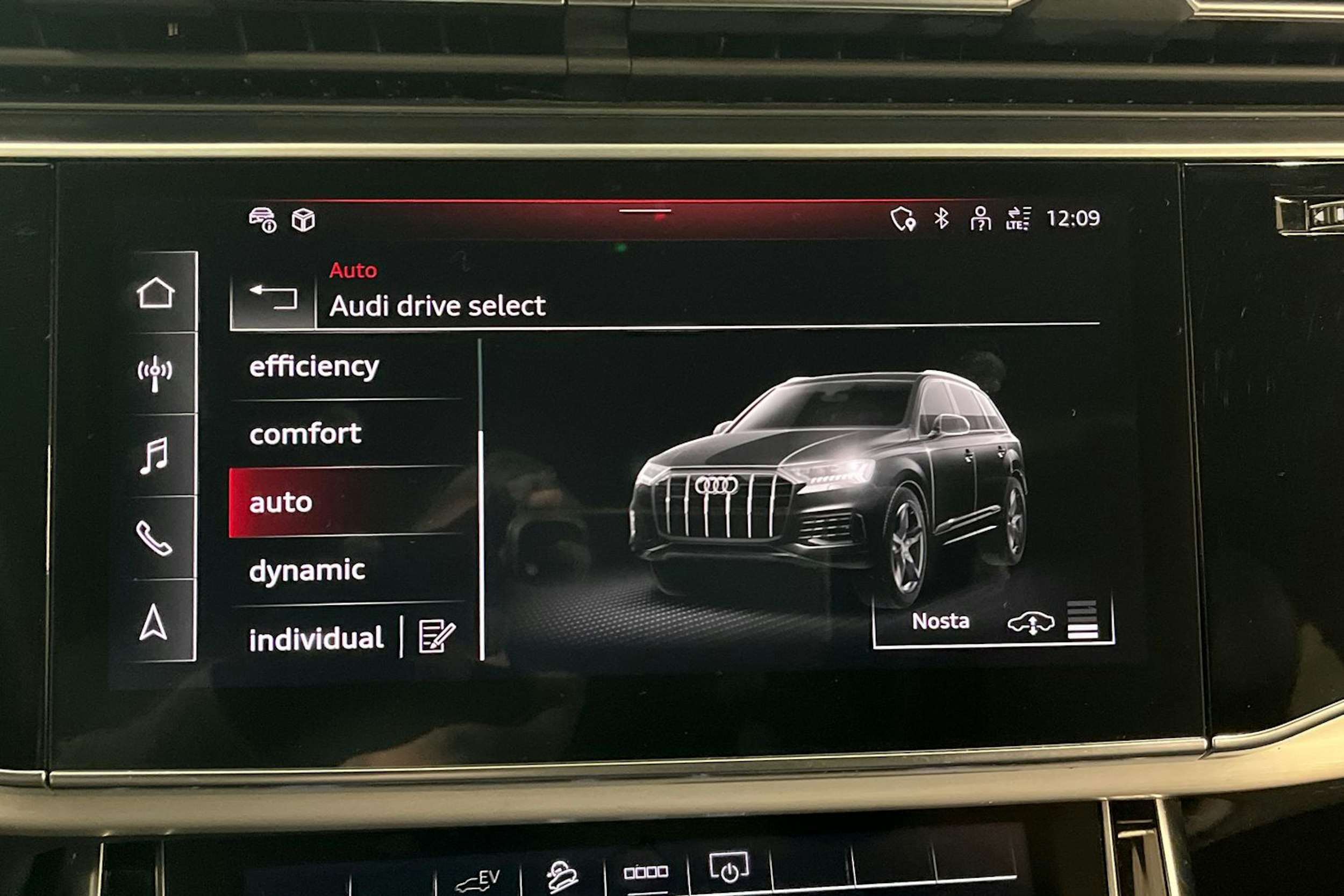 sininen Audi Q7 2021 kuva 27.