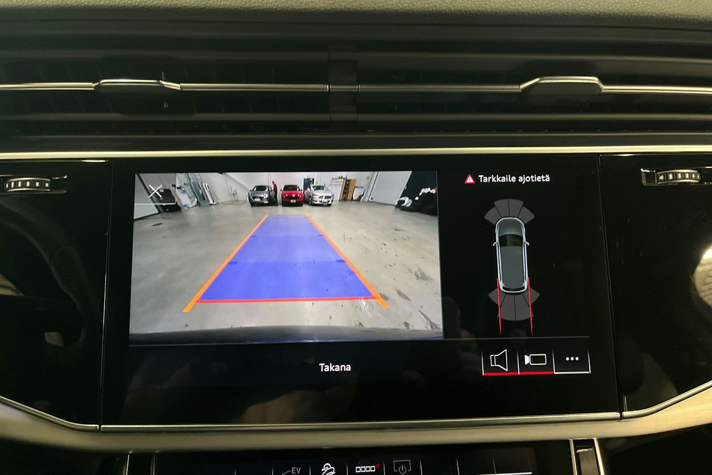 sininen Audi Q7 2021 kuva 28.