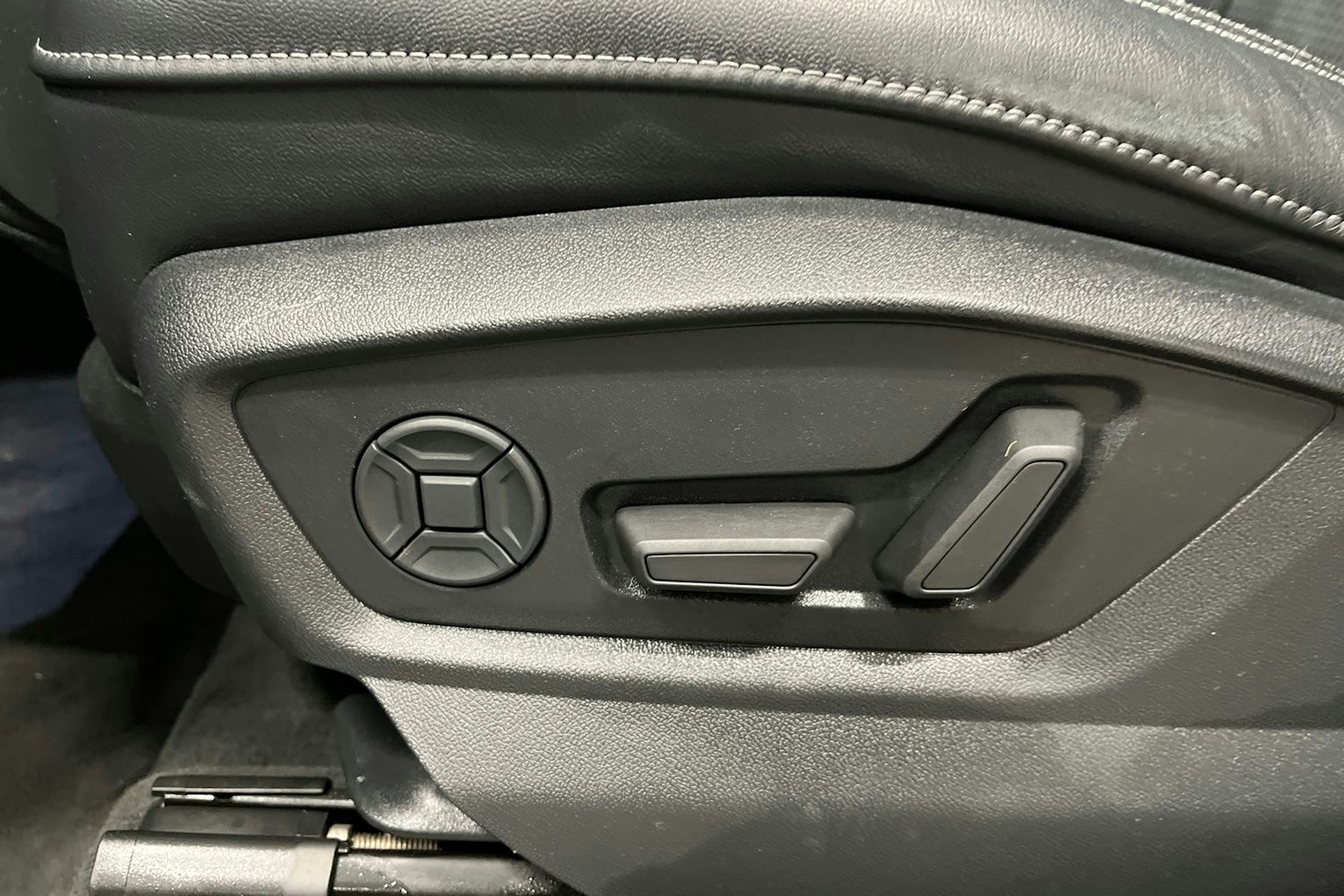 sininen Audi Q7 2021 kuva 35.