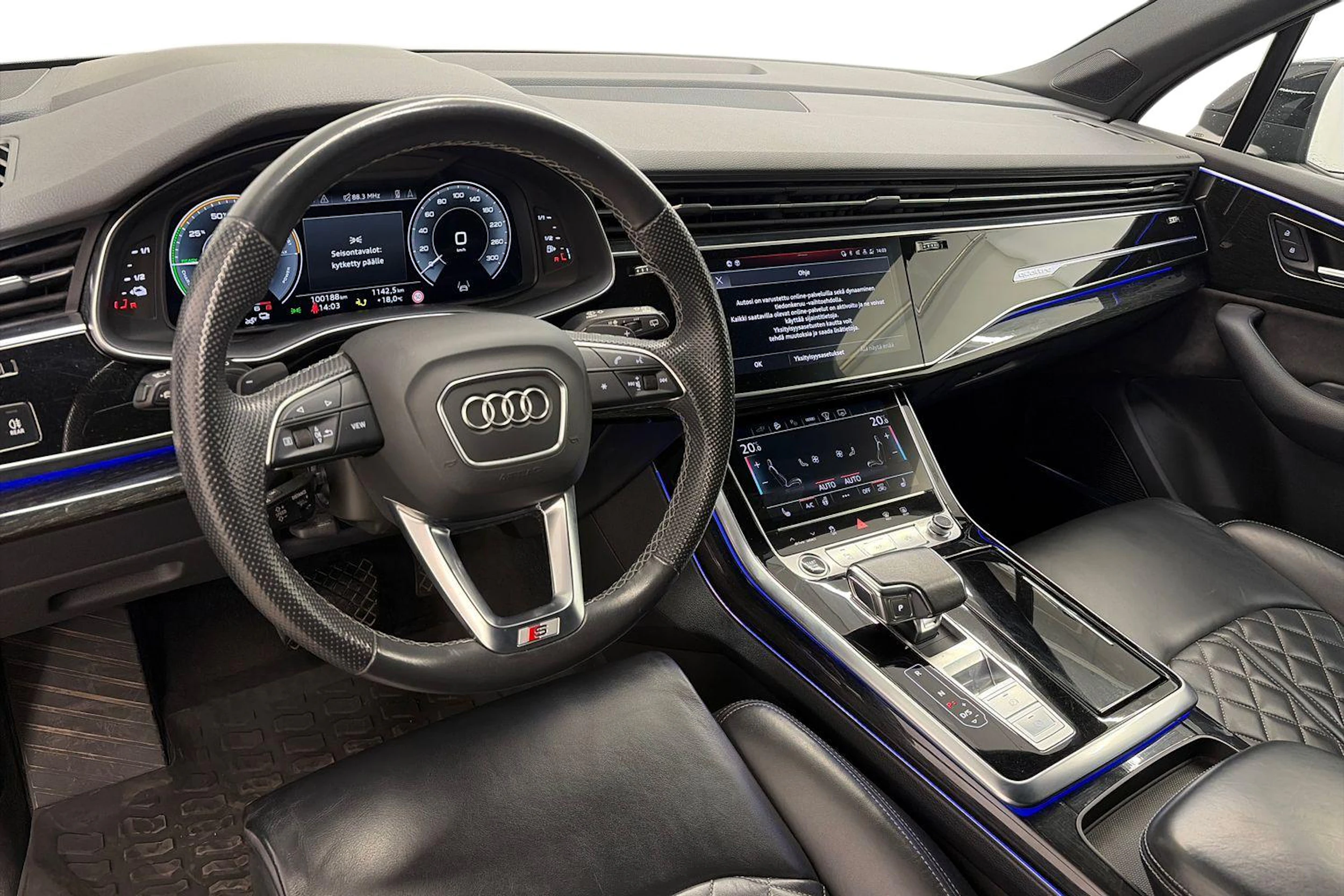met. musta Audi Q7 2021 kuva 8.