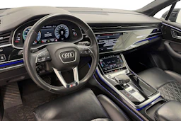 met. musta Audi Q7 2021 kuva 8.