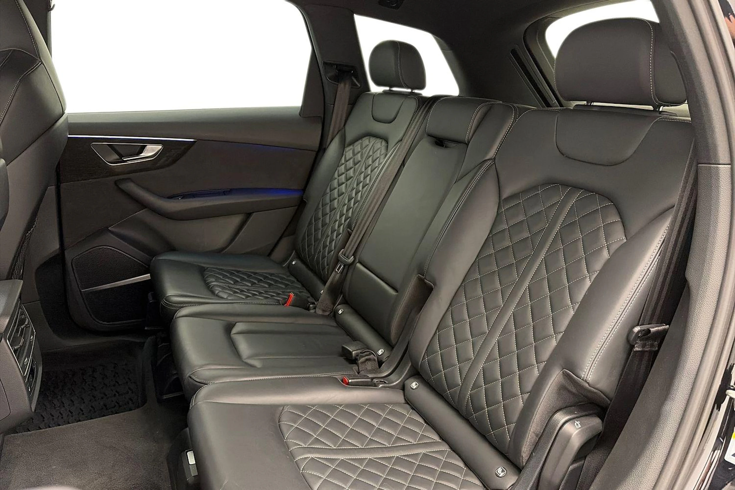 met. musta Audi Q7 2021 kuva 11.