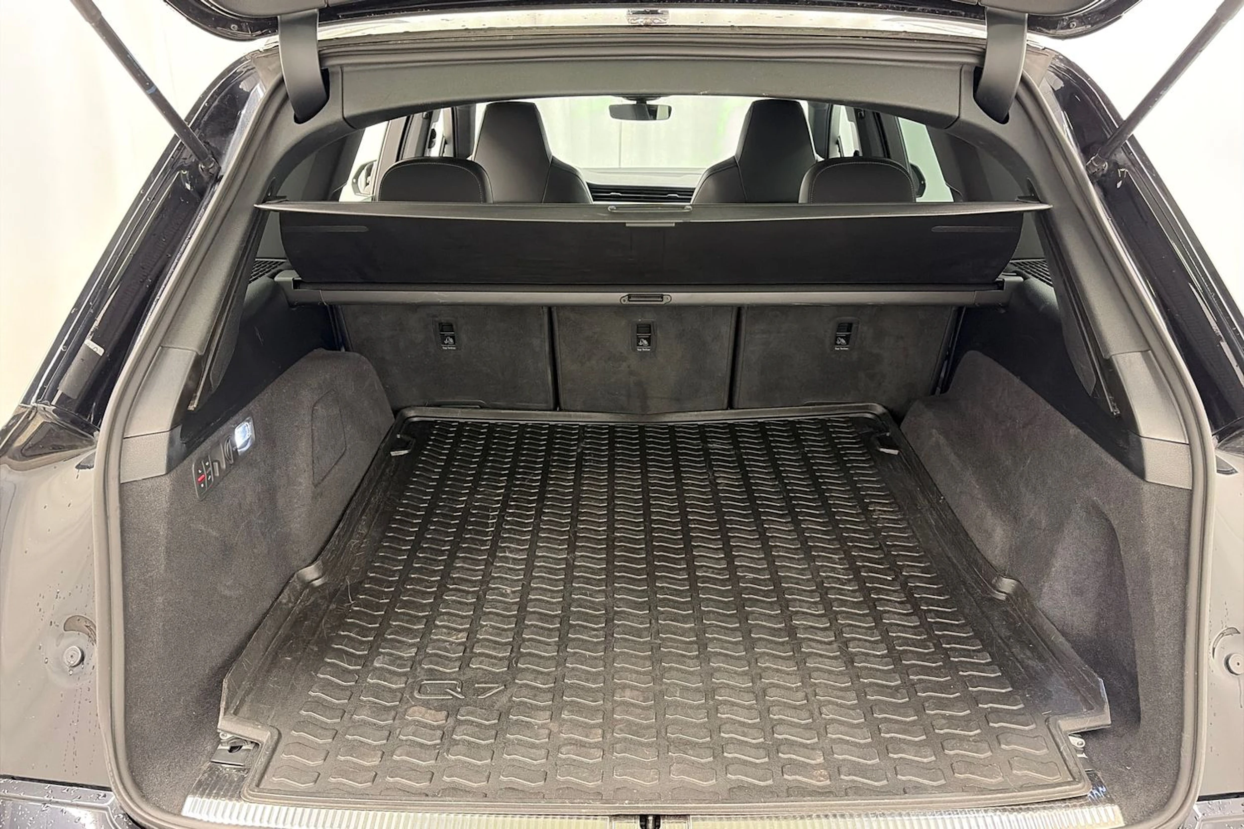 met. musta Audi Q7 2021 kuva 15.
