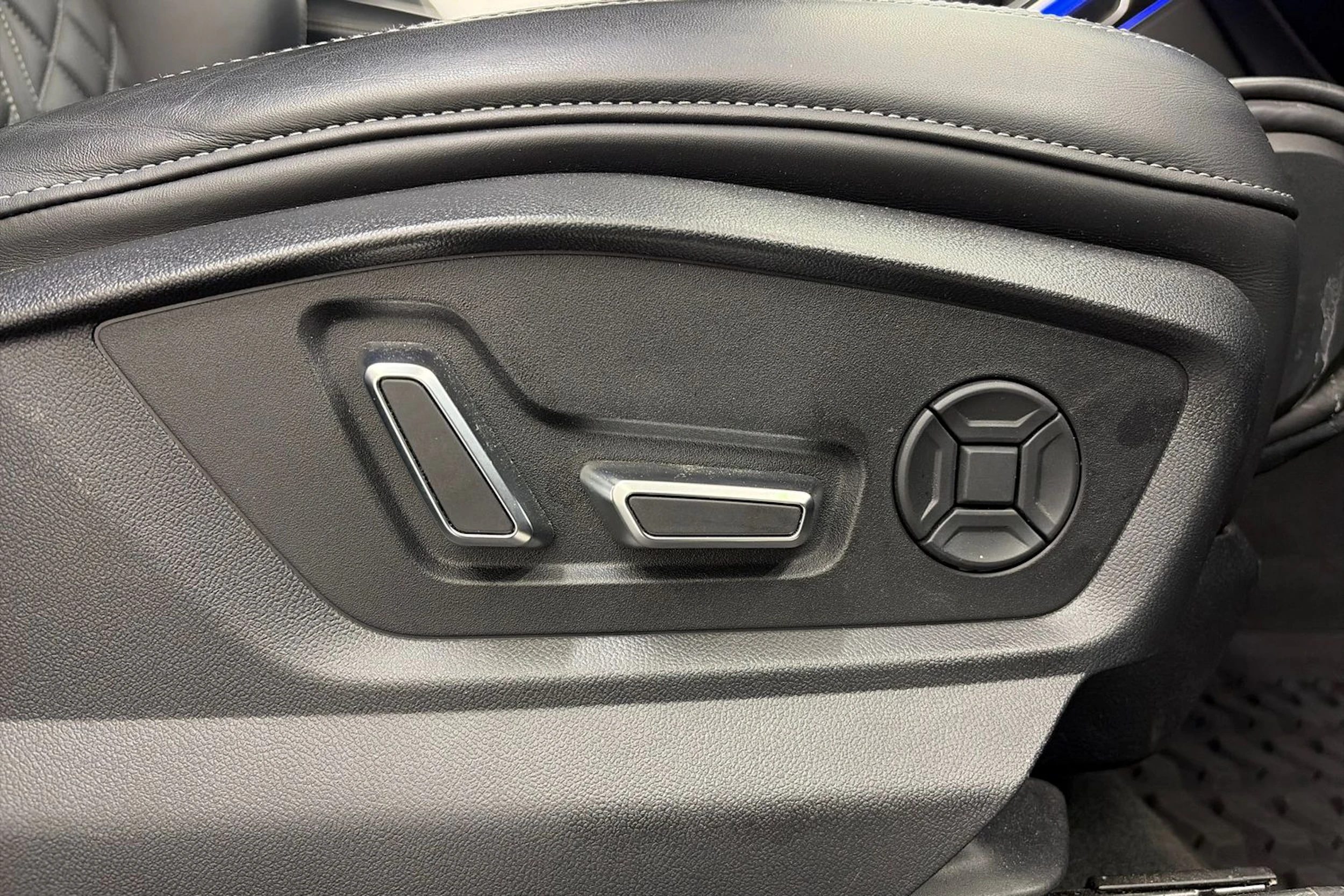 met. musta Audi Q7 2021 kuva 21.