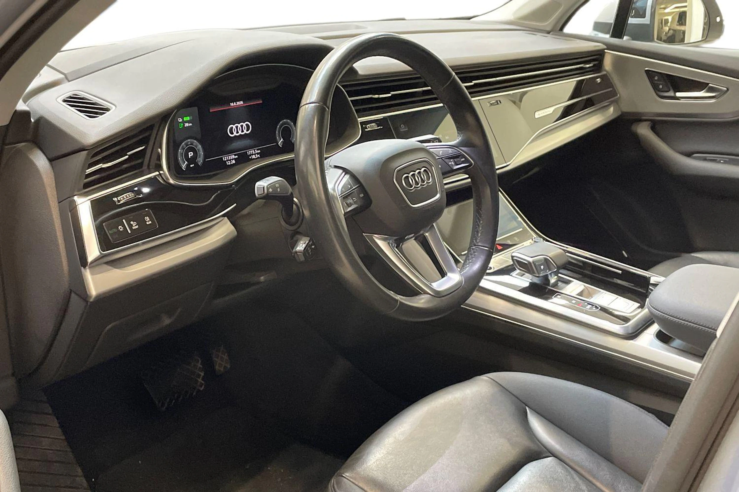harmaa Audi Q7 2021 kuva 3.