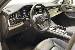 harmaa Audi Q7 2021 kuva 3.